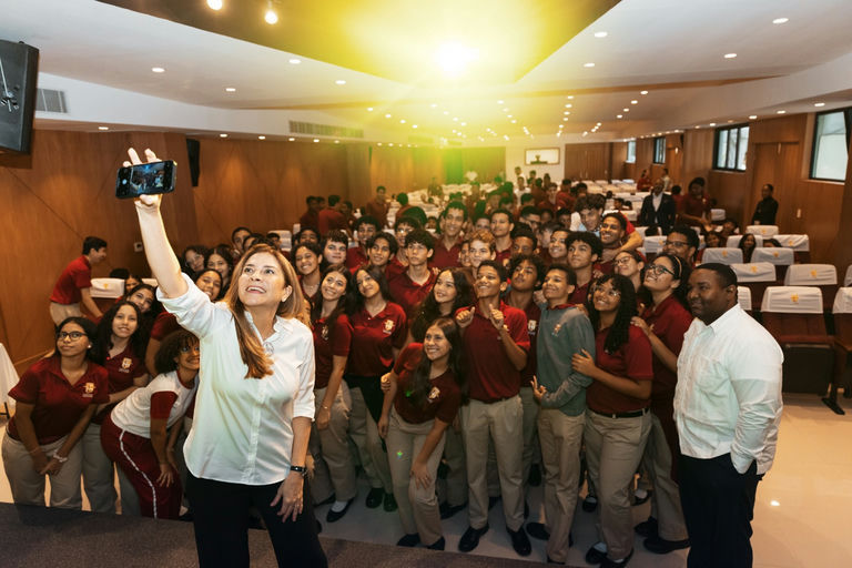 Carolina Mejía lleva charla de responsabilidad ciudadana a estudiantes de Loyola