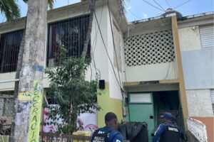 POLICÍA NACIONAL, JUNTO AL MP, OCUPA ARMA DE FUEGO Y MÁS DE 3,000 GRAMOS DE PRESUNTA COCAÍNA EN ALLANAMIENTO EN LA ROMANA