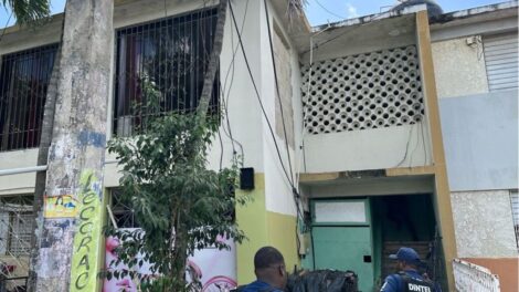 POLICÍA NACIONAL, JUNTO AL MP, OCUPA ARMA DE FUEGO Y MÁS DE 3,000 GRAMOS DE PRESUNTA COCAÍNA EN ALLANAMIENTO EN LA ROMANA