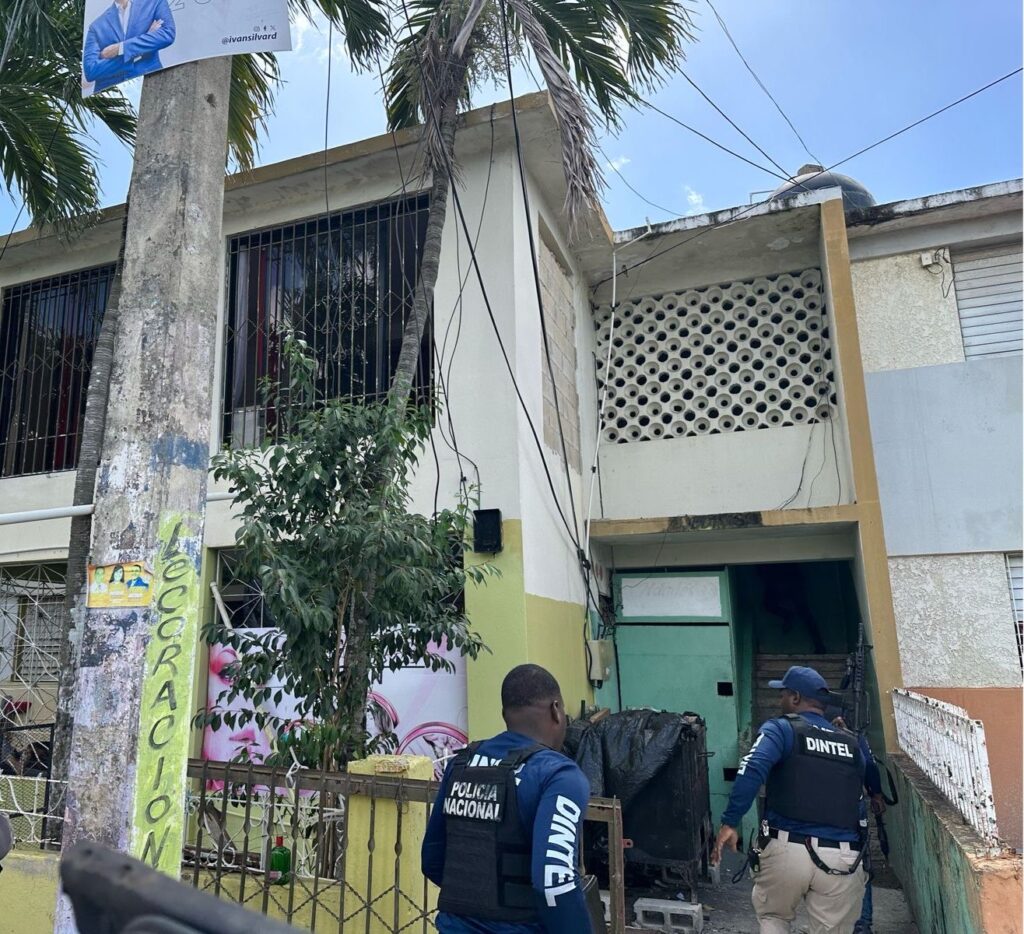 POLICÍA NACIONAL, JUNTO AL MP, OCUPA ARMA DE FUEGO Y MÁS DE 3,000 GRAMOS DE PRESUNTA COCAÍNA EN ALLANAMIENTO EN LA ROMANA