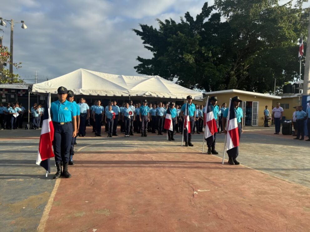 POLICÍA JUDICIAL NNA PARTICIPA EN IZADA DE BANDERA EN EL CENTRO EDUCATIVO JOSEFA PERDOMO EN SDE