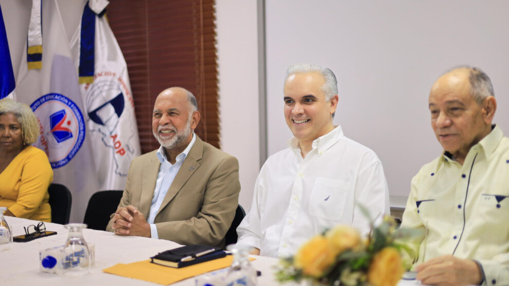 MINISTRO LUIS MIGUEL DE CAMPS VISITA A LA DIRECCIÓN EJECUTIVA DE LA ADP