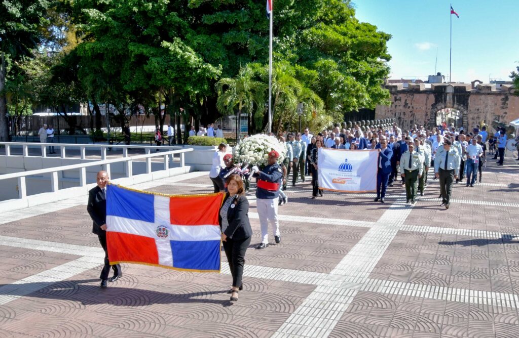 MOPC HONRA A LOS PADRES DE LA PATRIA CON UNA OFRENDA FLORAL