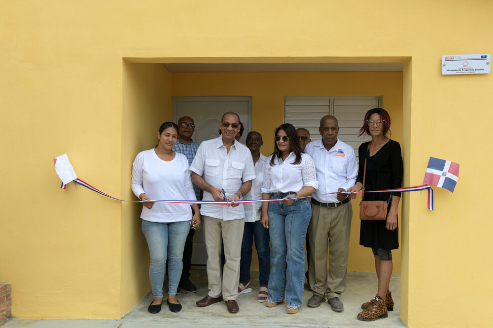 Obras Públicas entrega vivienda a familia de escasos recursos en barrio La Hondonada