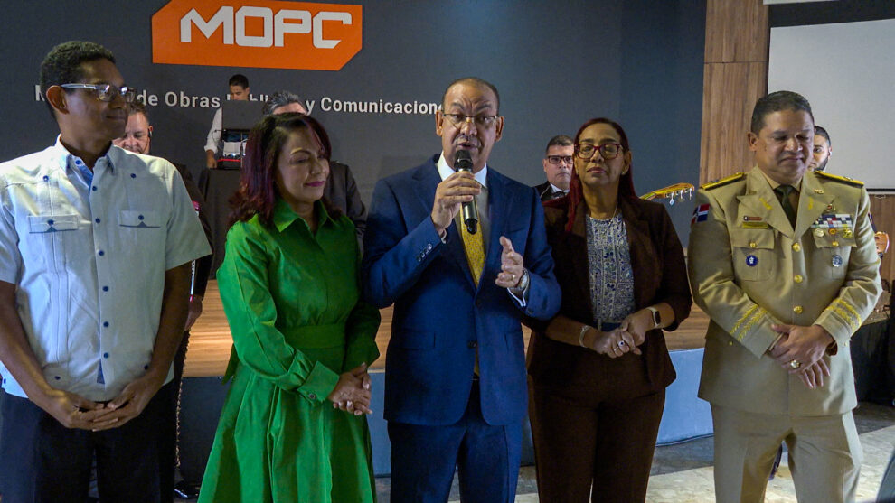 Entre abrazos, lágrimas y tristeza, empleados de Obras Públicas realizan acto de despedida a Deligne Ascención