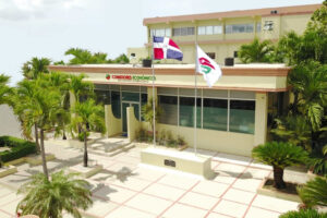 Comedores Económicos entrega raciones crudas y cocidas en el sector de Capotillo