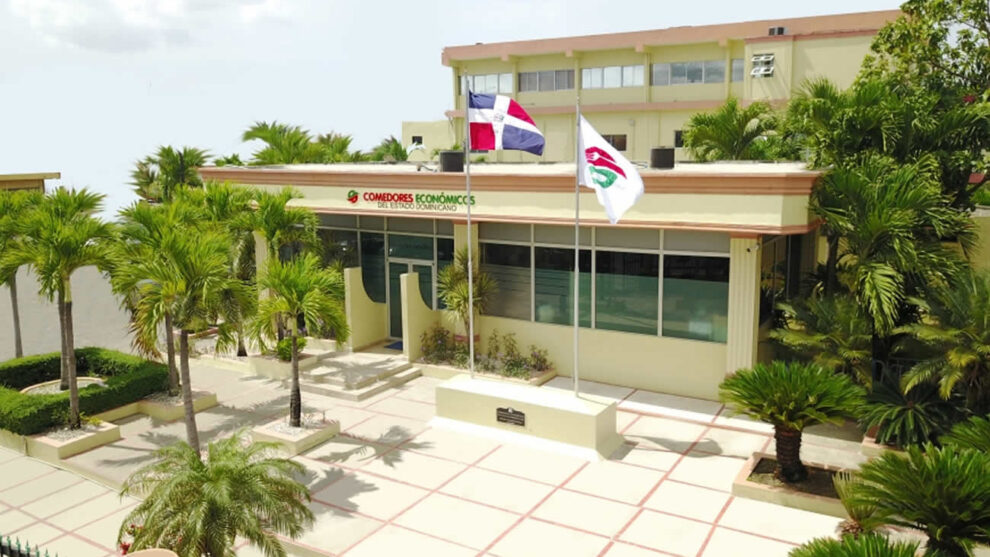 Comedores Económicos entrega raciones crudas y cocidas en el sector de Capotillo