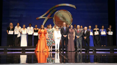 PRESIDENTE ABINADER OTORGA LA MEDALLA AL MÉRITO DE LA MUJER A 16 DOMINICANAS POR SU DESTACADA TRAYECTORIA