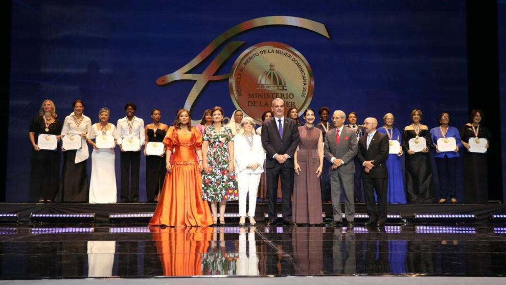 PRESIDENTE ABINADER OTORGA LA MEDALLA AL MÉRITO DE LA MUJER A 16 DOMINICANAS POR SU DESTACADA TRAYECTORIA