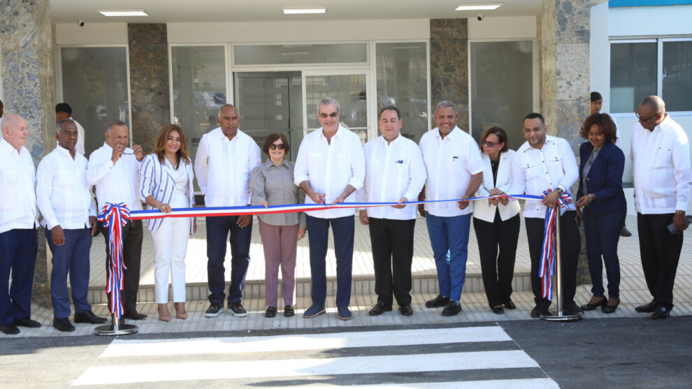 PRESIDENTE ABINADER INAUGURA HOSPITAL PROVINCIAL NUESTRA SEÑORA DE REGLA EN BANÍ Y CENTRO DEPORTIVO COMUNITARIO EN SABANA YEGUA, AZUA