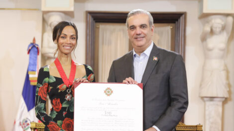 PRESIDENTE ABINADER CONDECORA A ZOE SALDAÑA CON LA ORDEN HERÁLDICA DE CRISTÓBAL COLÓN Y DICE ACTRIZ ES EJEMPLO DE QUE LOS DOMINICANOS SÍ PODEMOS