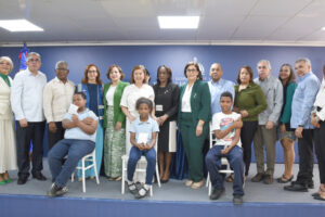 Ministro Víctor Atallah anuncia que niños serán vacunados contra el VPH, por primera vez en el país